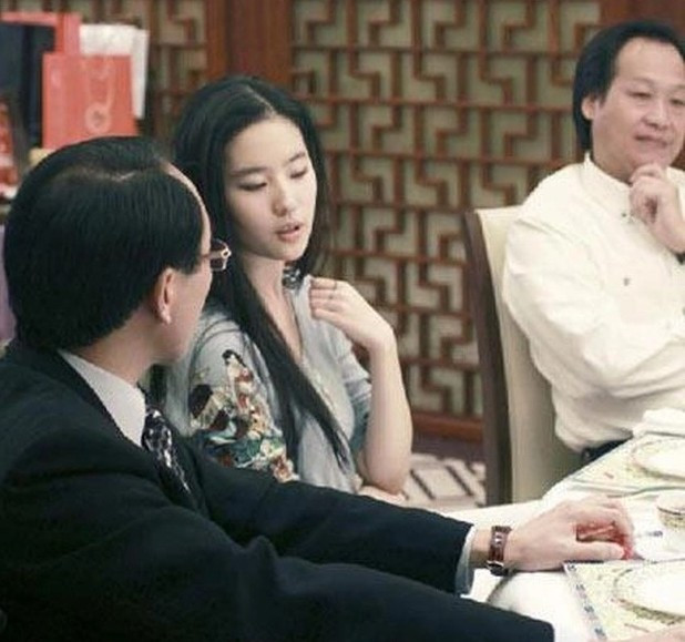 Trong quá khứ, Trần Kim Phi luôn theo sát Lưu Diệc Phi trong mỗi sự kiện. Ông còn giúp con gái nuôi lựa chọn trang phục, đưa cô đi gặp gỡ các nhà đầu tư Trong quá khứ, Trần Kim Phi luôn theo sát Lưu Diệc Phi trong mỗi sự kiện. Ông còn giúp con gái nuôi lựa chọn trang phục, đưa cô đi gặp gỡ các nhà đầu tư