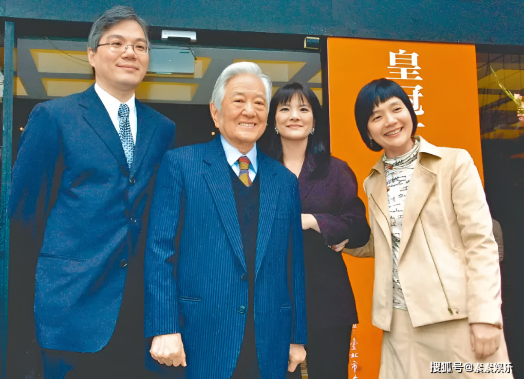 Ông Bình Hâm Đào và ba con riêng có tập đoàn xuất bản Hoàng Quan (Crown Culture). Ông Bình Hâm Đào và ba con riêng có tập đoàn xuất bản Hoàng Quan (Crown Culture).