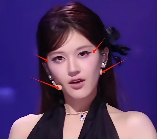 Triệu Lộ Tư tự trang điểm nhưng bị chê xấu. Triệu Lộ Tư tự trang điểm nhưng bị chê xấu.