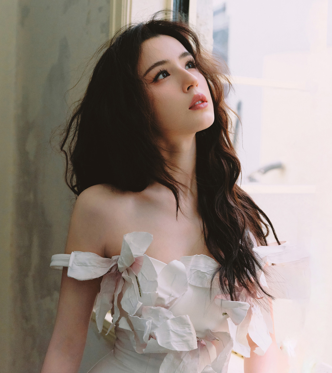 Cáp Ni Khắc Tư có ngoại hình đẹp, khả năng diễn xuất tốt hơn Địch Lệ Nhiệt Ba hay Cổ Lực Na Trát nhưng không thể bật lên vì vướng scandal. Cáp Ni Khắc Tư có ngoại hình đẹp, khả năng diễn xuất tốt hơn Địch Lệ Nhiệt Ba hay Cổ Lực Na Trát nhưng không thể bật lên vì vướng scandal.