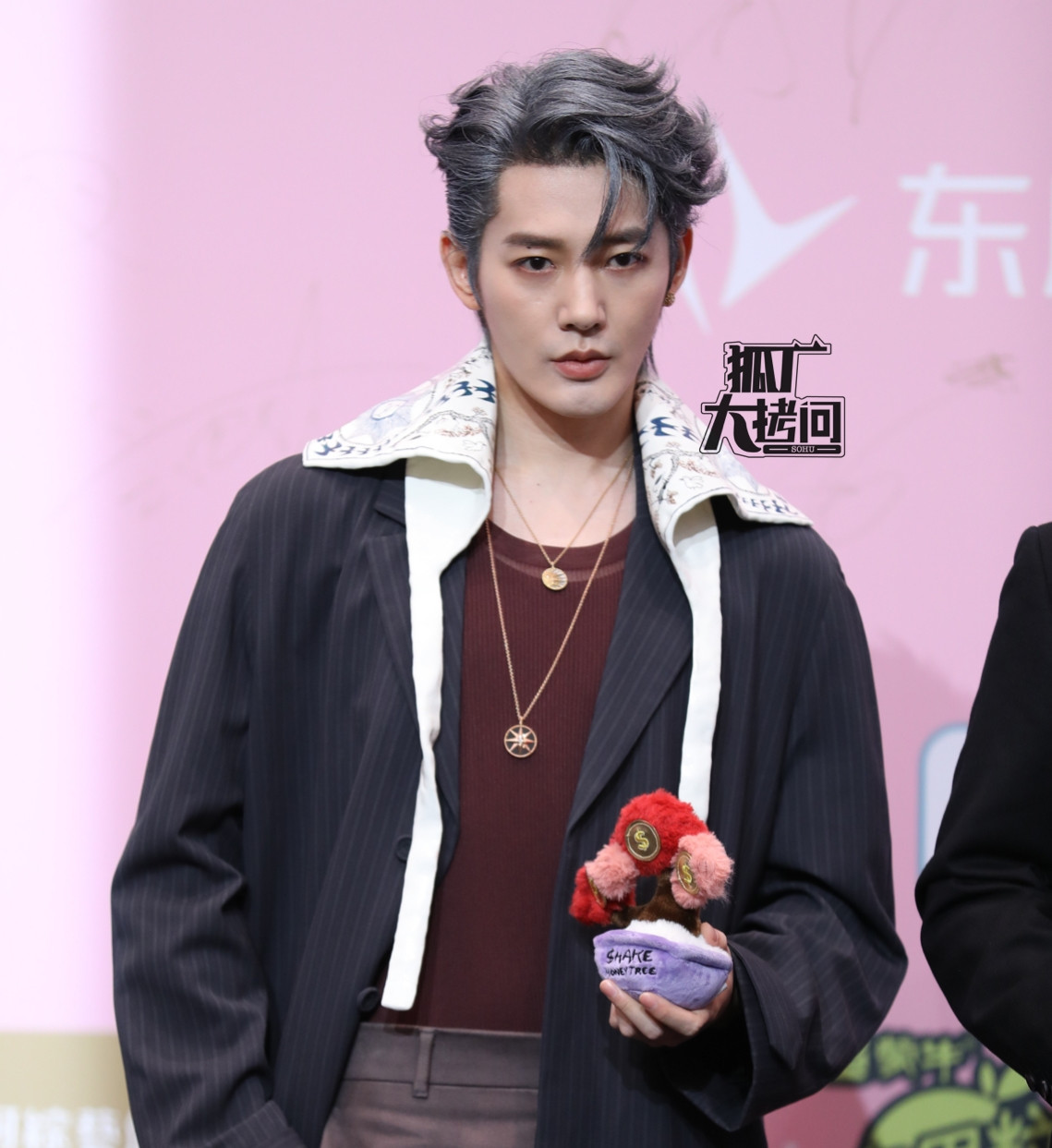 Hướng Tả bị chê mặc lố lăng, Khuất Sở Tiêu kém sắc (hàng trên, phải). Đặng Vi (hàng dưới, trái) đã gần một năm không đóng phim mới. Lưu Vũ Ninh được khen tạo hình hiện đại đẹp hơn cổ trang.