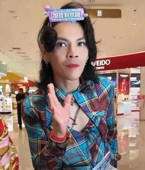 Phong cách nữ tính của Hướng Tả gây tranh cãi. Nam diễn viên tạo chiêu trò gây chú ý để bán hàng trực tuyến.