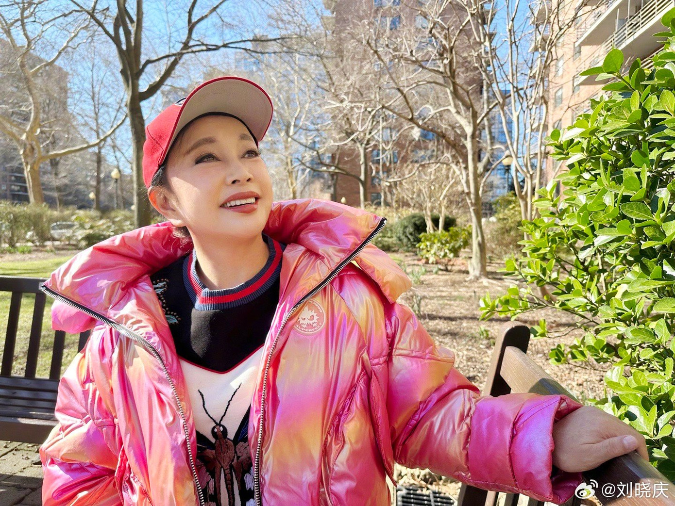 Khán giả cho rằng không nên phán xét nữ diễn viên vì bà đã bước sang tuổi 74 và đây chỉ là chuyện cá nhân của Lưu Hiểu Khánh. Mặt khác, công chúng yêu cầu trừng phạt người tiết lộ thông tin riêng tư. Khán giả cho rằng không nên phán xét nữ diễn viên vì bà đã bước sang tuổi 74 và đây chỉ là chuyện cá nhân của Lưu Hiểu Khánh. Mặt khác, công chúng yêu cầu trừng phạt người tiết lộ thông tin riêng tư.