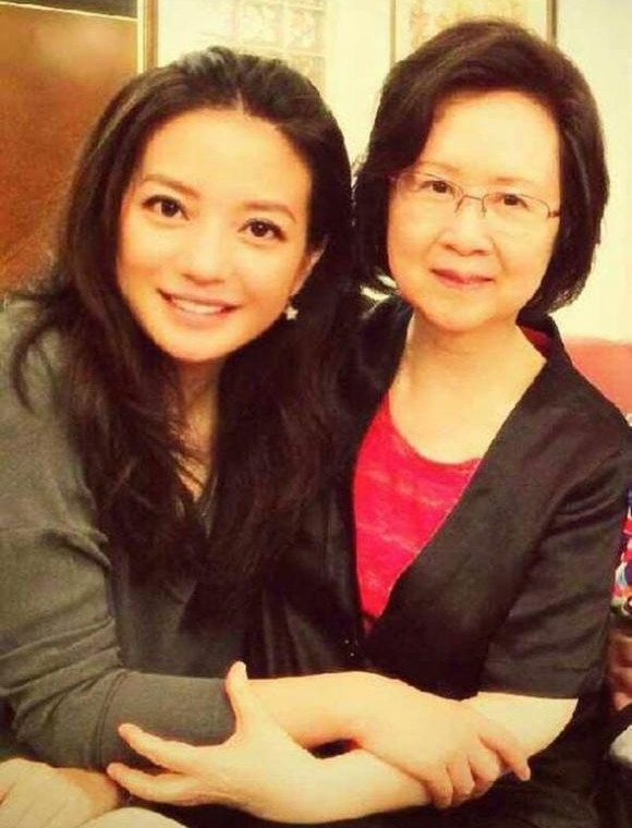 Triệu Vy phá luật, đăng bài trên MXH để tưởng nhớ ân sư Quỳnh Dao. Triệu Vy phá luật, đăng bài trên MXH để tưởng nhớ ân sư Quỳnh Dao.