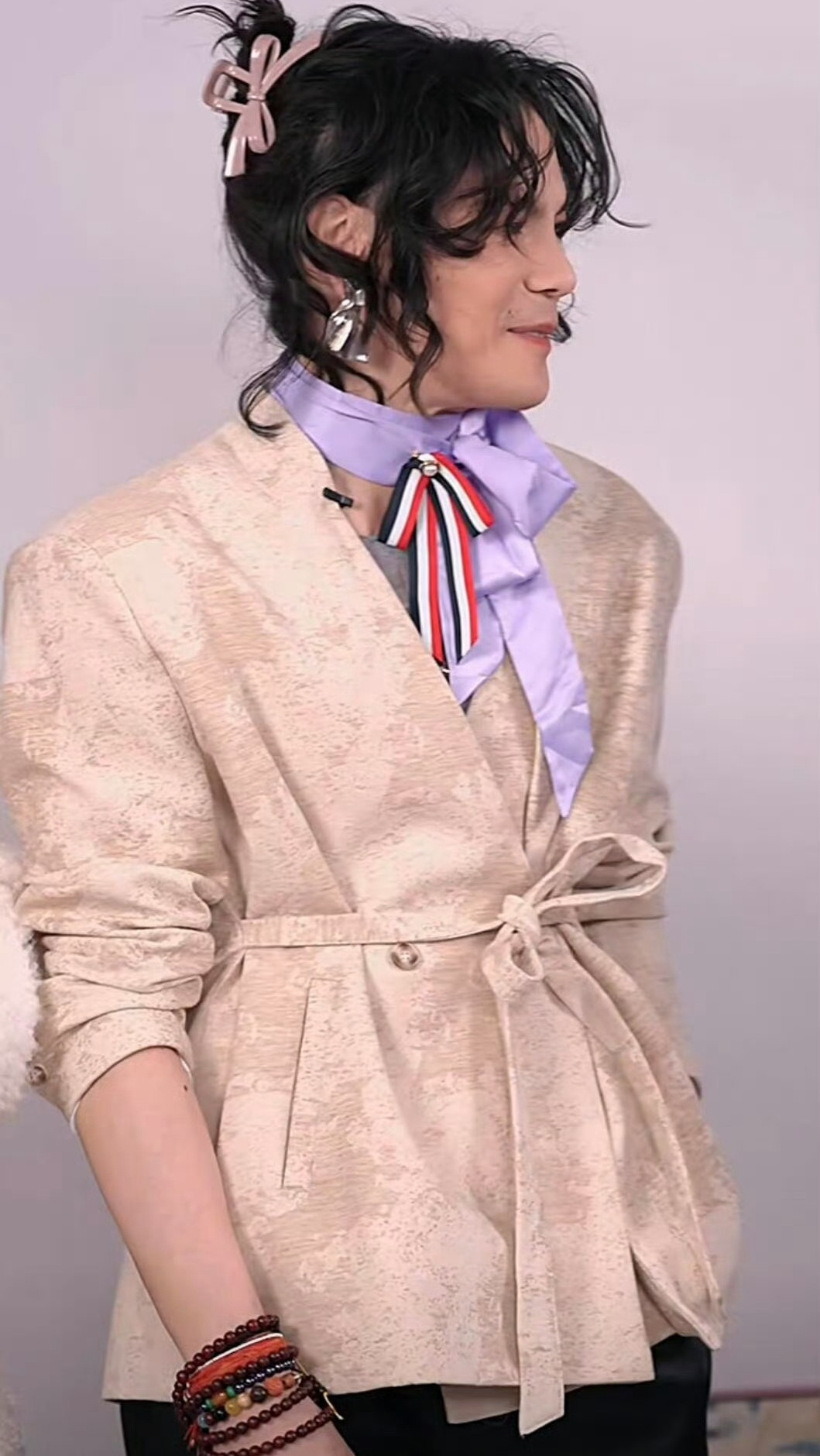 Những buổi bán hàng trực tuyến của Hướng Tả nhận tương tác khủng vì nam diễn viên sẵn sàng mặc đồ phụ nữ, trang điểm đậm. Những buổi bán hàng trực tuyến của Hướng Tả nhận tương tác khủng vì nam diễn viên sẵn sàng mặc đồ phụ nữ, trang điểm đậm.