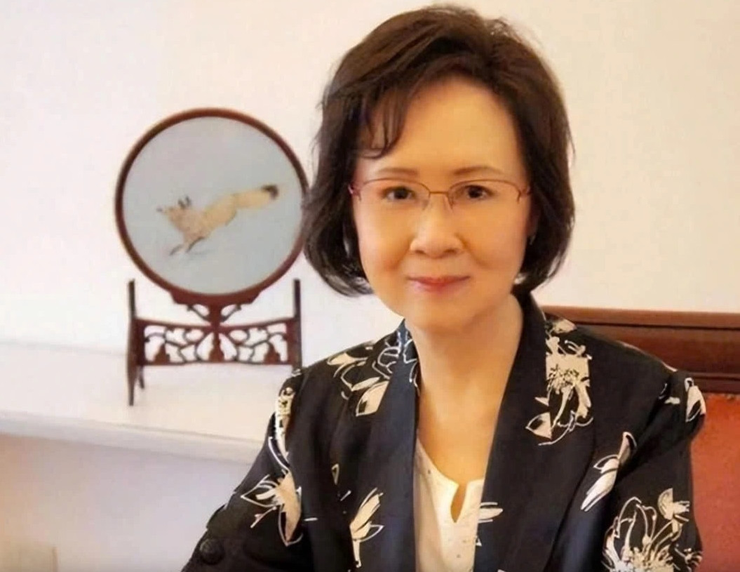 Nữ sĩ Quỳnh Dao ra đi ở tuổi 86. Bà tự lựa chọn cái kết cho cuộc đời mình. Nữ sĩ Quỳnh Dao ra đi ở tuổi 86. Bà tự lựa chọn cái kết cho cuộc đời mình.