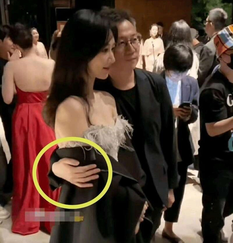 Phùng Sở Hiên thân mật với Dương Tử. Phùng Sở Hiên thân mật với Dương Tử.