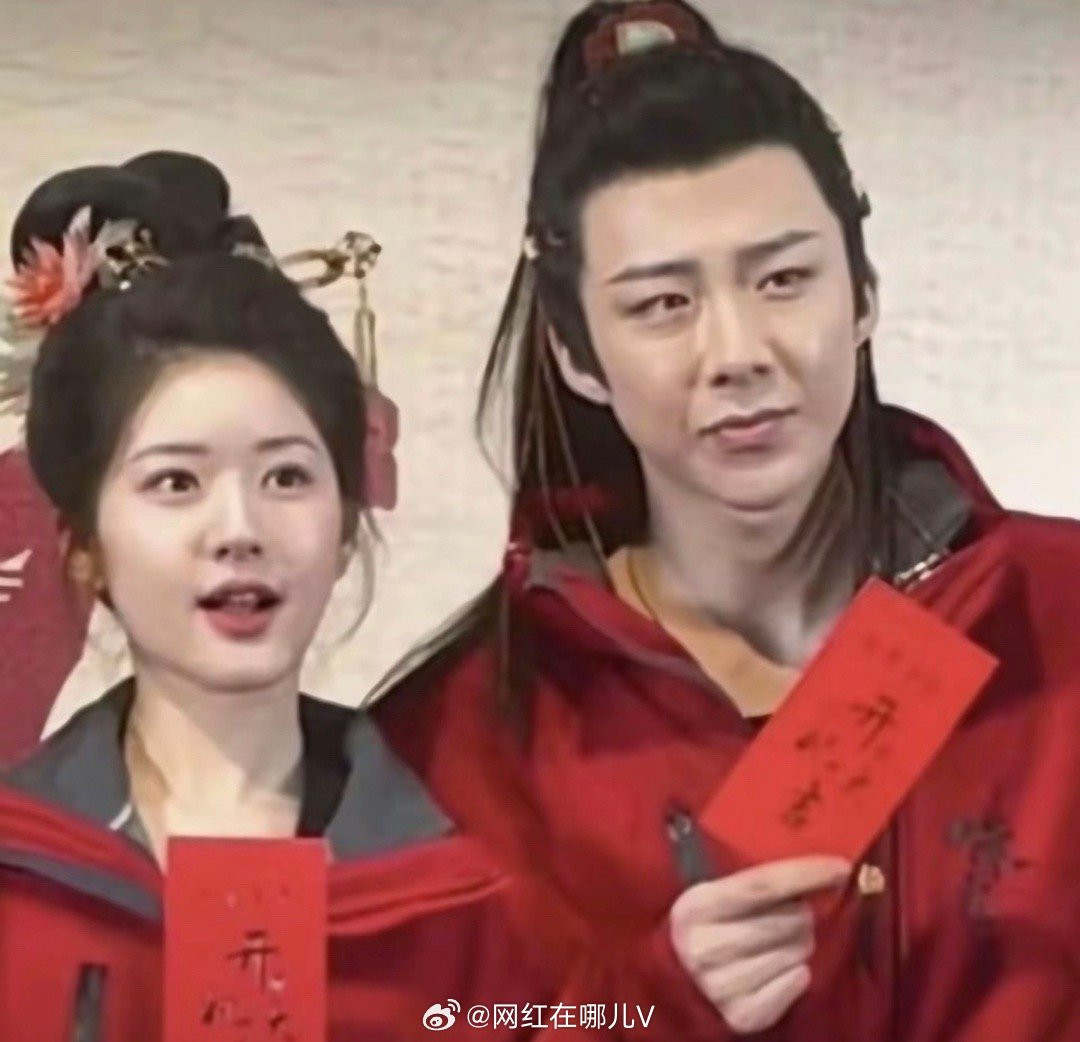 Đứng bên cạnh Triệu Lộ Tư, Lưu Vũ Ninh bị chê ngoại hình không phù hợp.