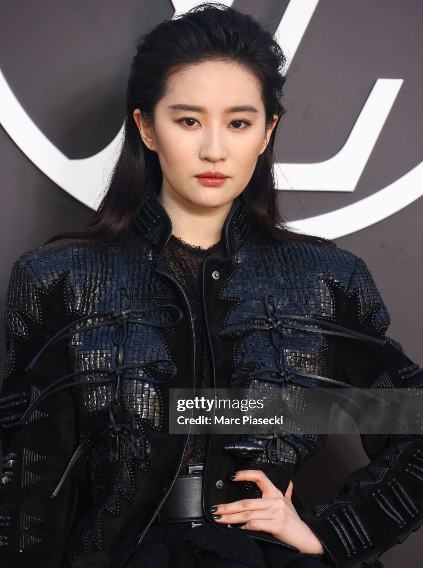 Lưu Diệc Phi cá tính với trang phục của nhà mốt Louis Vuitton. Lưu Diệc Phi cá tính với trang phục của nhà mốt Louis Vuitton.