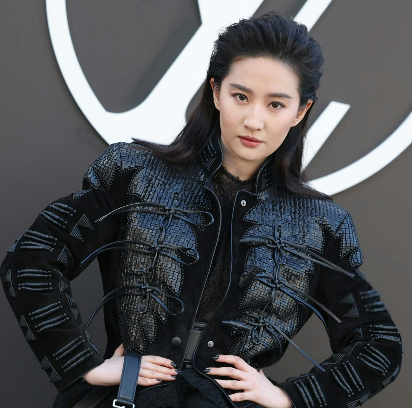 Việc Lưu Diệc Phi phải mặc lại áo của Lisa khiến người hâm mộ hai bên nảy sinh mâu thuẫn. Việc Lưu Diệc Phi phải mặc lại áo của Lisa khiến người hâm mộ hai bên nảy sinh mâu thuẫn.