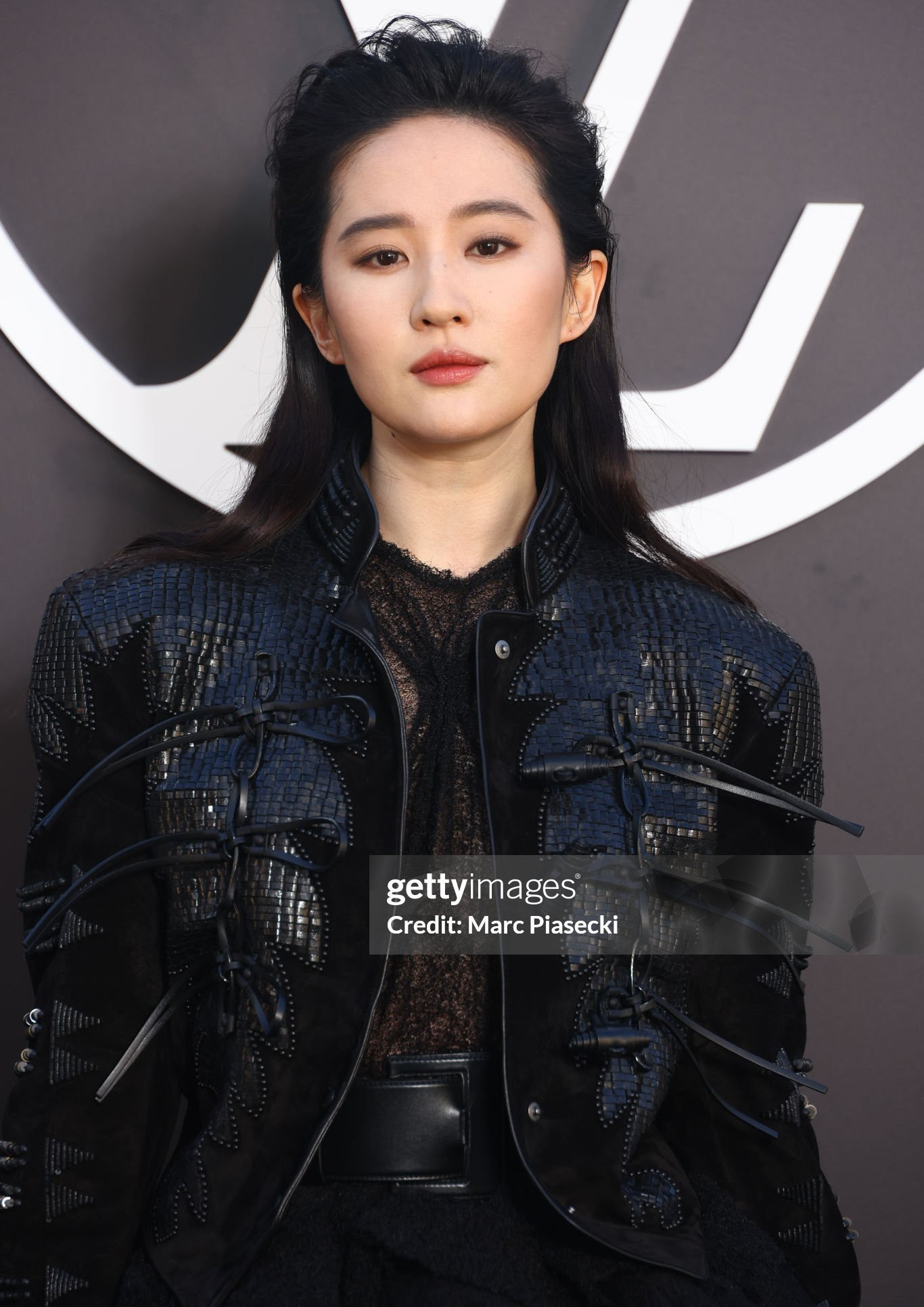 Lưu Diệc Phi cá tính với trang phục của nhà mốt Louis Vuitton. Lưu Diệc Phi cá tính với trang phục của nhà mốt Louis Vuitton.