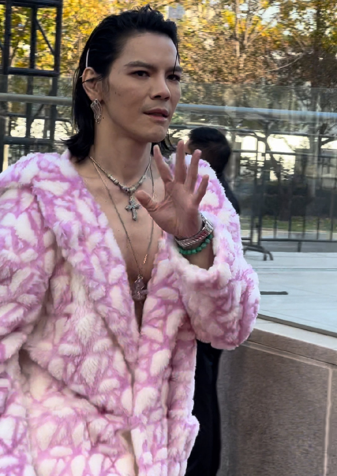 Phong cách thời trang gây tranh cãi của Hướng Tả trong sự kiện.