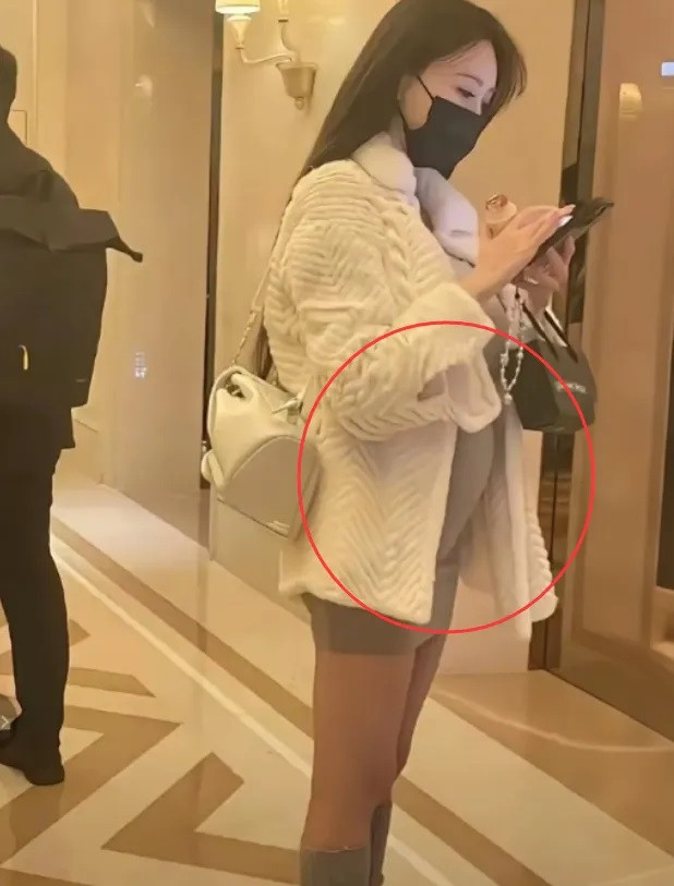 Diệp Kha lộ bụng bầu lớn. Tuy nhiên, cô và Huỳnh Hiểu Minh chưa kết hôn. Diệp Kha lộ bụng bầu lớn. Tuy nhiên, cô và Huỳnh Hiểu Minh chưa kết hôn.