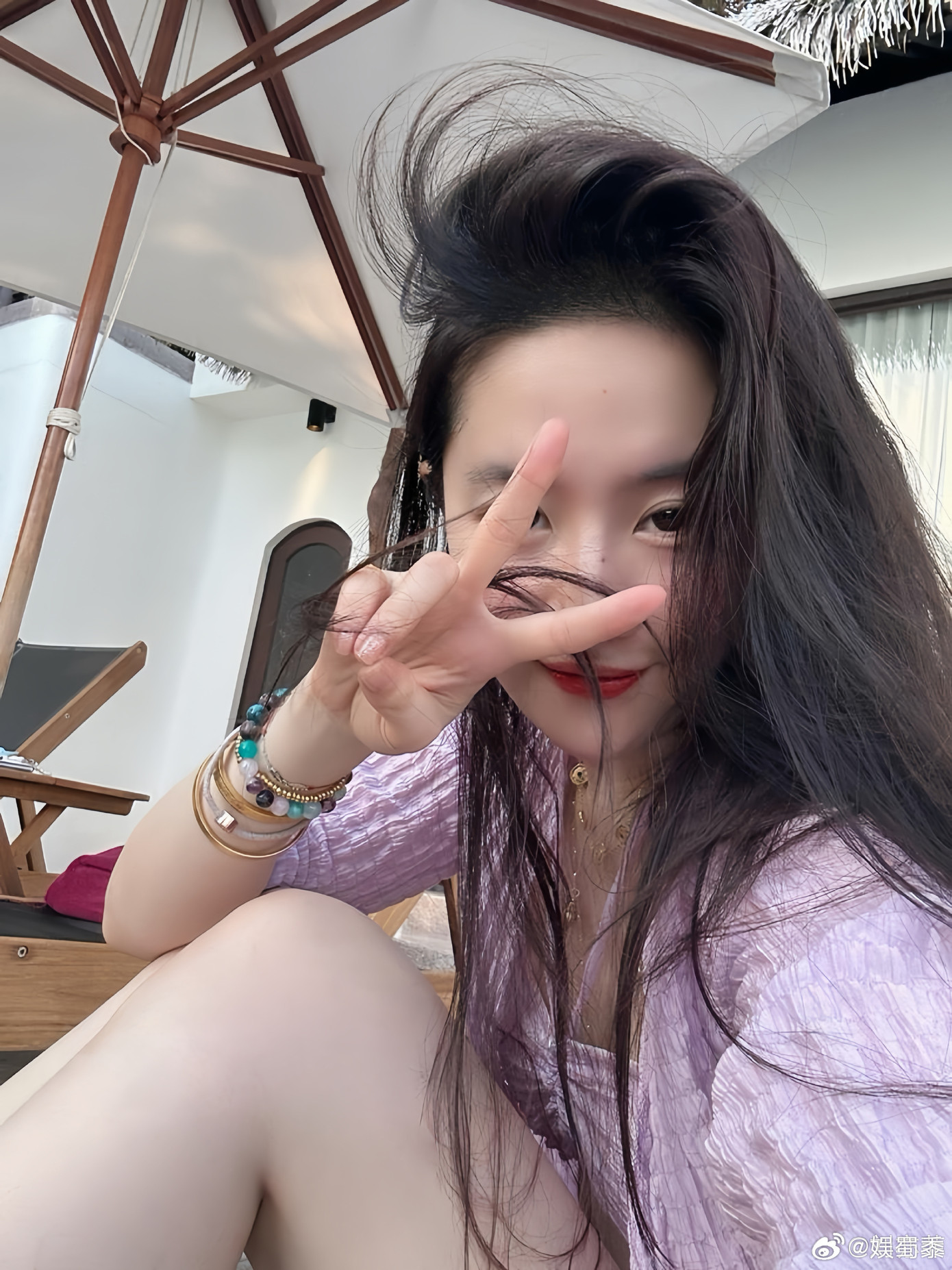 Tại Trung Quốc, Lưu Diệc Phi là biểu tượng của sắc đẹp tự nhiên. Thậm chí, tên của cô còn trở thành tính từ để chỉ vẻ đẹp nổi bật. Tại Trung Quốc, Lưu Diệc Phi là biểu tượng của sắc đẹp tự nhiên. Thậm chí, tên của cô còn trở thành tính từ để chỉ vẻ đẹp nổi bật.