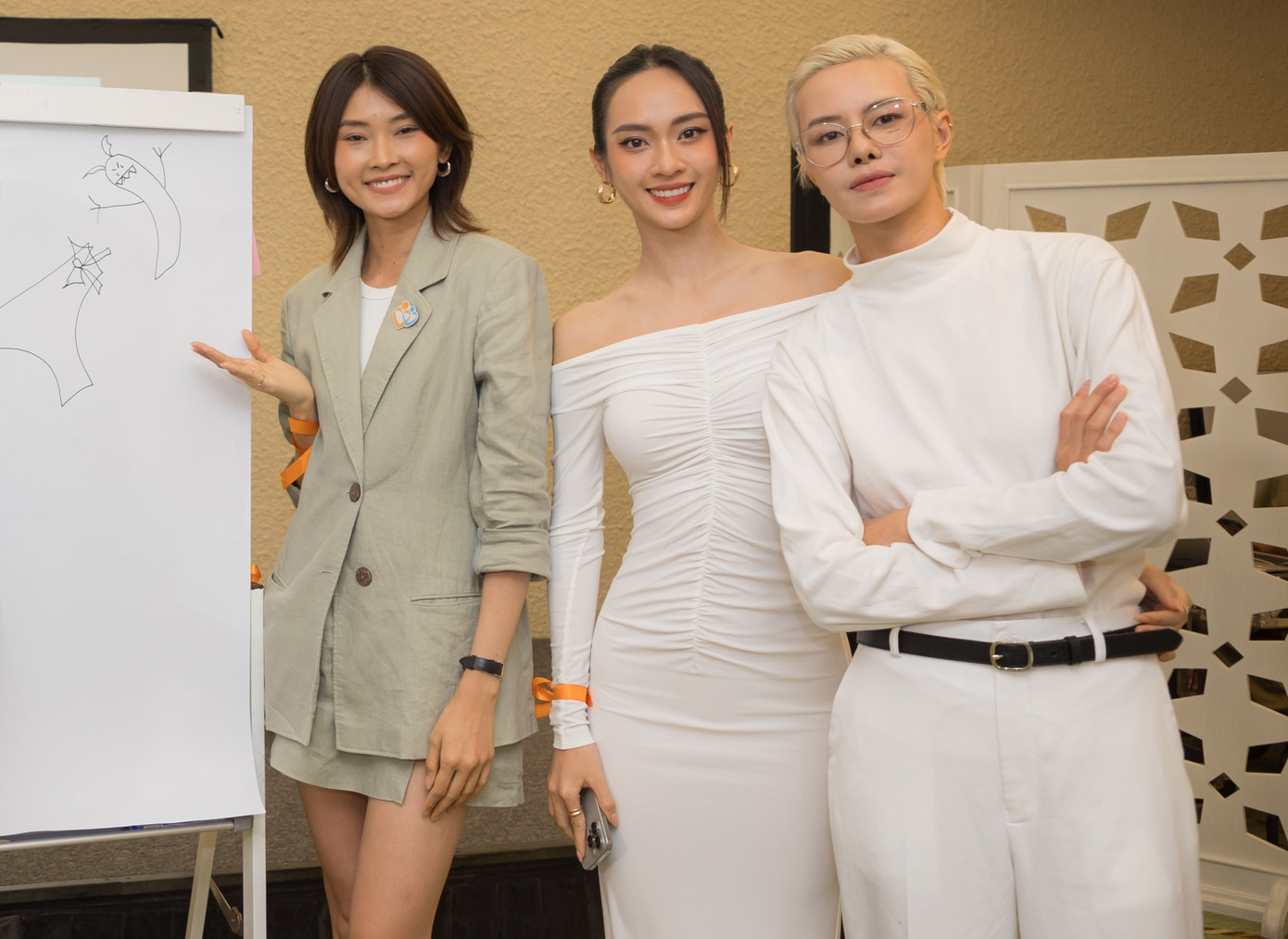 Nội dung buổi tập huấn nhằm nâng cao nhận thức, kiến thức về bạo lực đối với phụ nữ và trẻ em gái cho nghệ sĩ, người có ảnh hưởng. Từ phải qua gồm Hà Kino, Á hậu Vũ Thúy Quỳnh, người mẫu Kim Nhung.