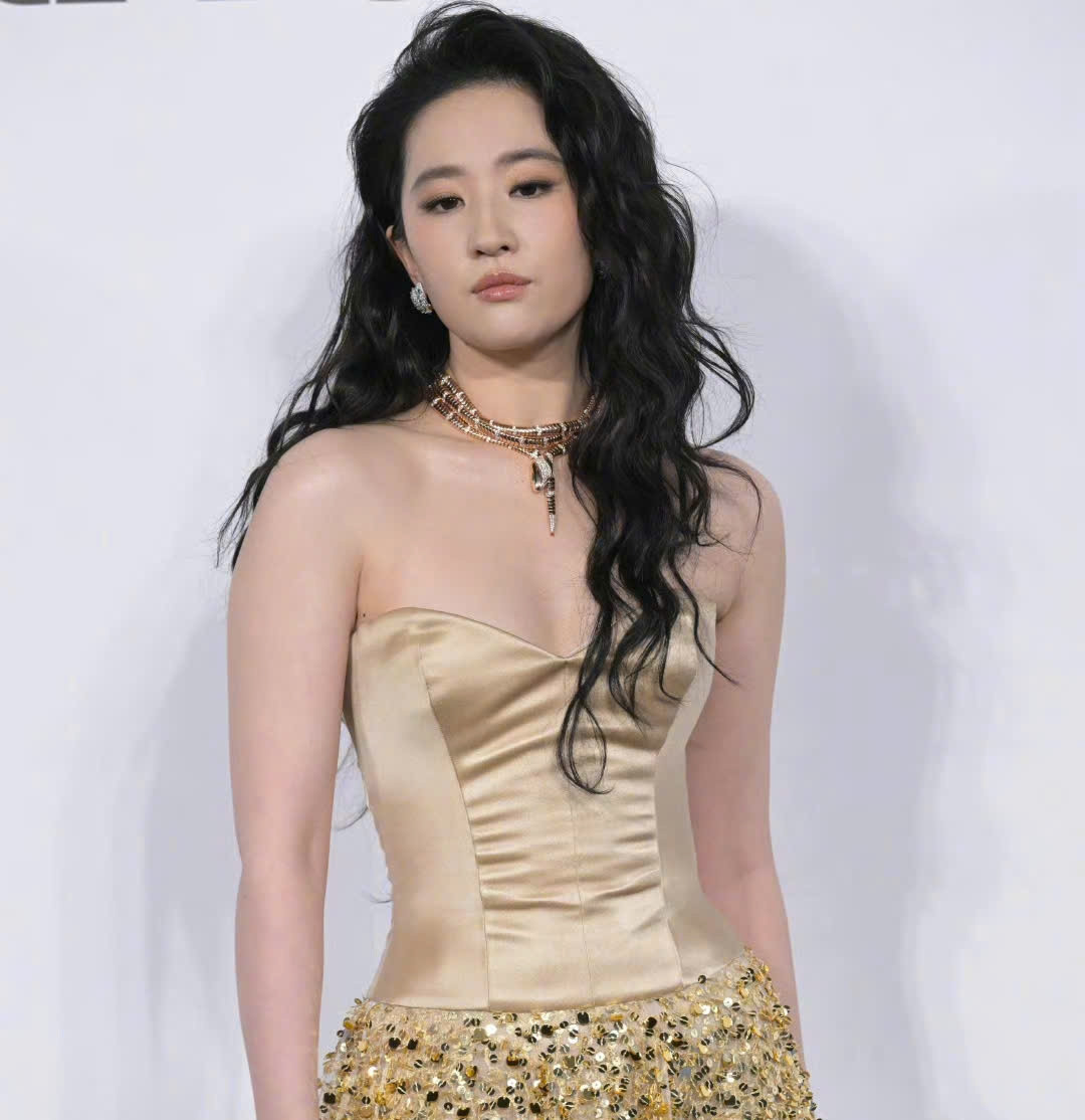 Tuy nhiên, Lưu Diệc Phi bị chê là cố tình chơi trội khi mặc bộ váy màu vàng do thương hiệu Louis Vuitton thiết kế riêng cho cô, trong khi đó quy định của buổi lễ là mặc đồ tối màu. Không những mặc sai dresscode, phía Lưu Diệc Phi còn có &quot;Lưu Diệc Phi sắc vàng giữa một dàn đen trắng&quot; đạt hơn 35 triệu lượt xem. Chủ đề này bị chỉ trích vì nhiều khán giả cho rằng Lưu Diệc Phi đang muốn thể hiện địa vị khác biệt. Bên cạnh đó, trong bức ảnh tập thể, nữ diễn viên cũng ngồi ở vị trí chính giữa, với khoảng không gian lớn hơn Dương Mịch, Lưu Thi Thi và dàn mỹ nhân còn lại.