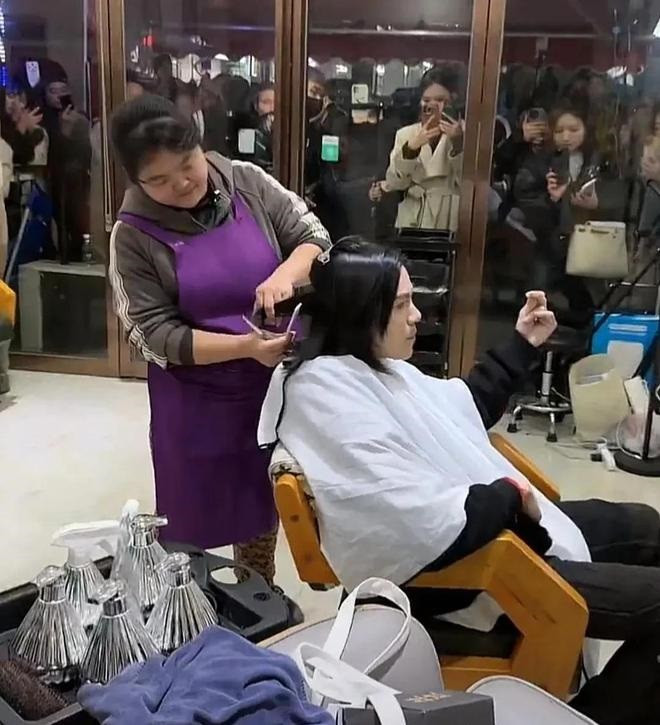 Hướng Tả đến cắt tóc tại tiệm của Hiểu Hoa. Không chỉ 67 triệu khán giả trên mạng, có rất nhiều người đứng xem hai người phát trực tiếp ở cửa hàng.