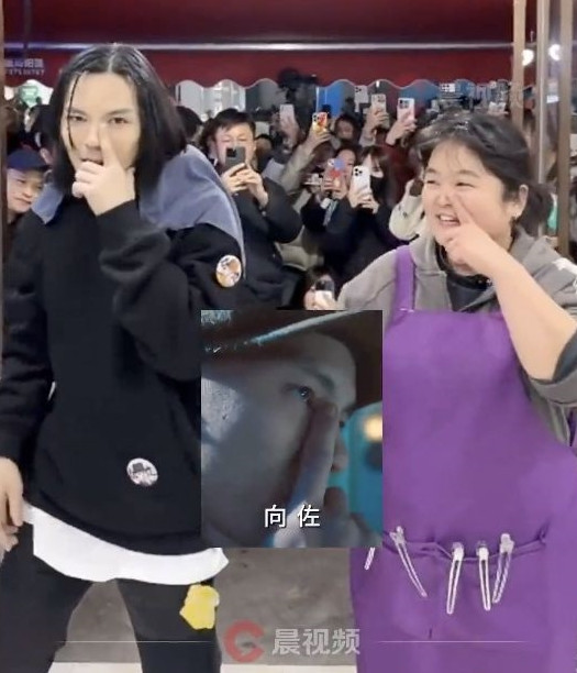 Hướng Tả đến cắt tóc tại tiệm của Hiểu Hoa. Không chỉ 67 triệu khán giả trên mạng, có rất nhiều người đứng xem hai người phát trực tiếp ở cửa hàng.