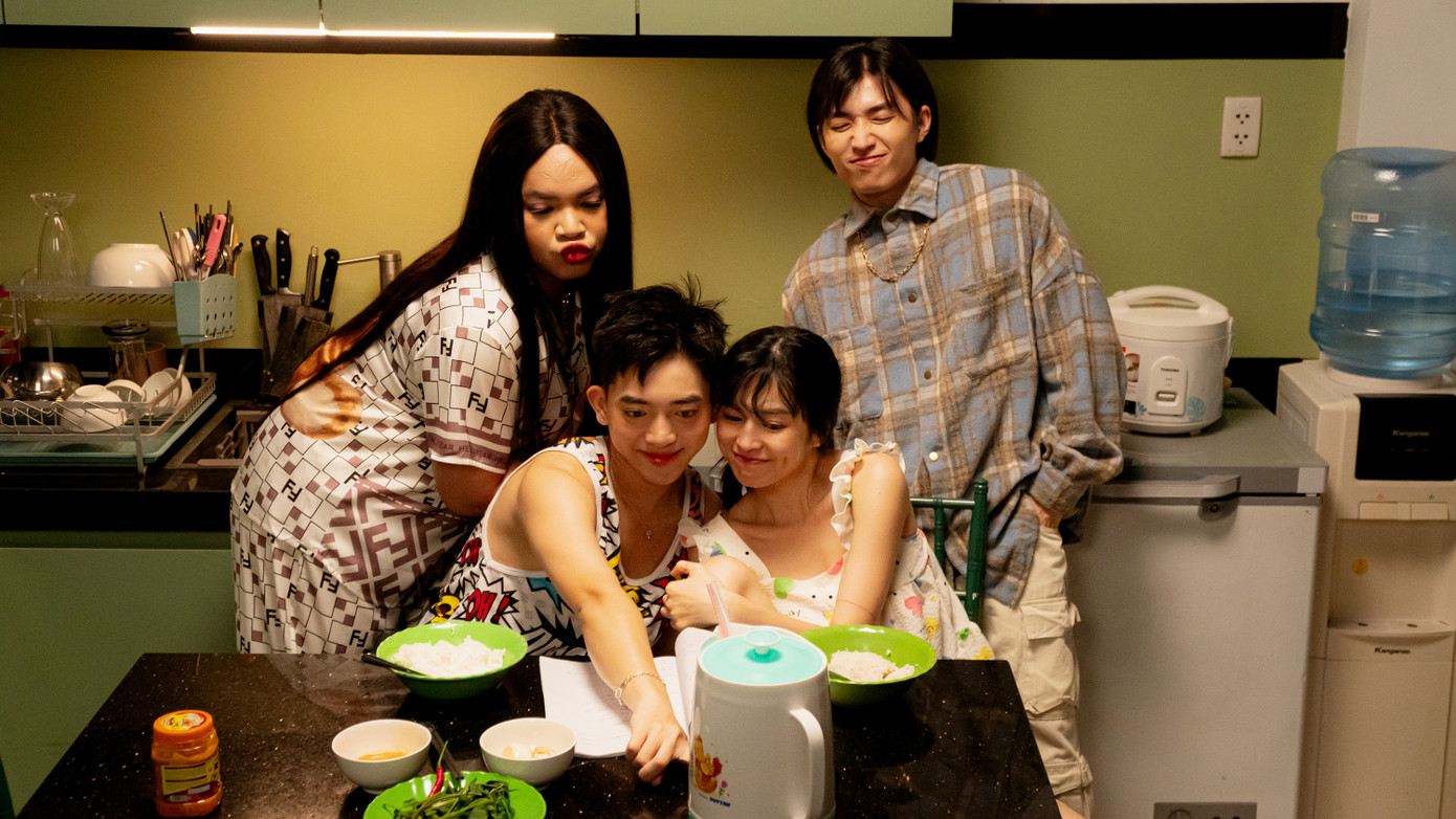 Tiên Anh kể về hành trình của cô thôn nữ có cuộc sống nghèo khó lên TPHCM tìm kiếm cơ hội đổi đời. Tiên Anh kể về hành trình của cô thôn nữ có cuộc sống nghèo khó lên TPHCM tìm kiếm cơ hội đổi đời.