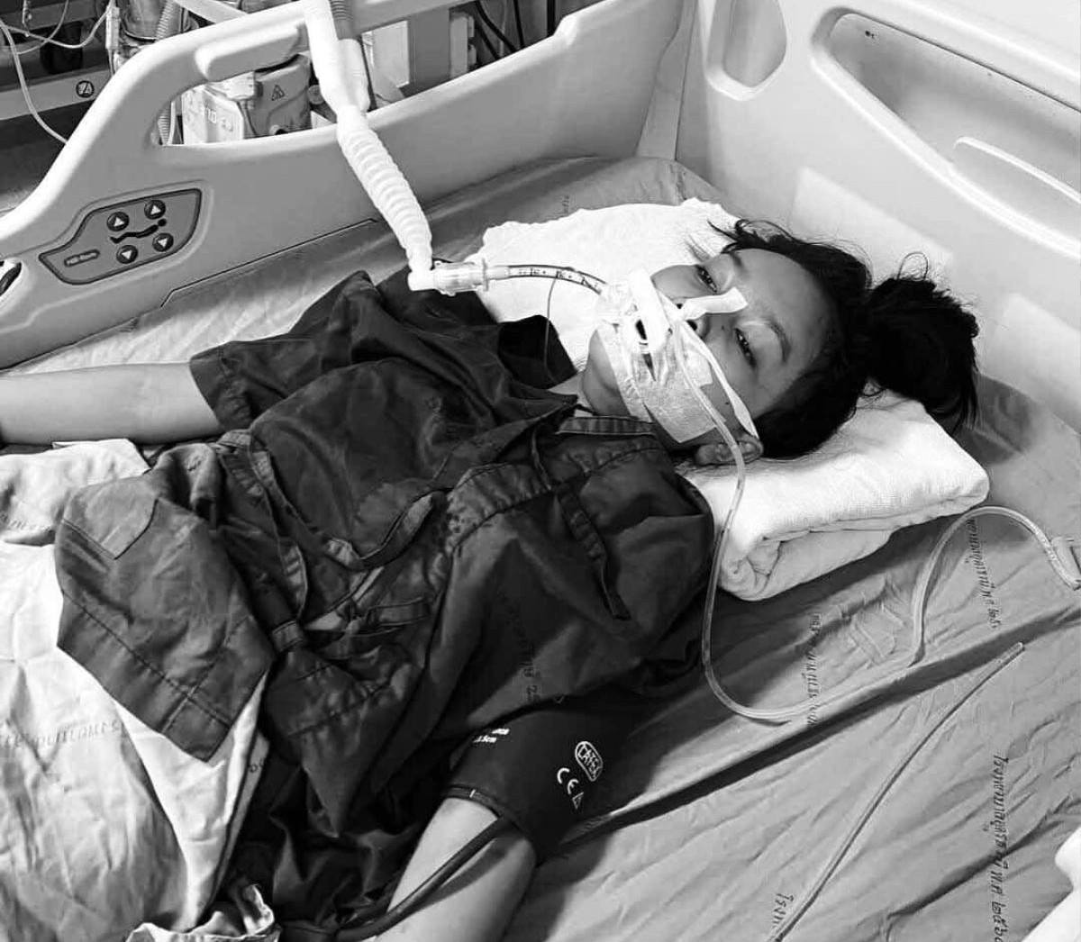 Hình ảnh Ping Chayada bị liệt nằm trong bệnh viện do quá trình trị liệu bằng massage không đúng cách.