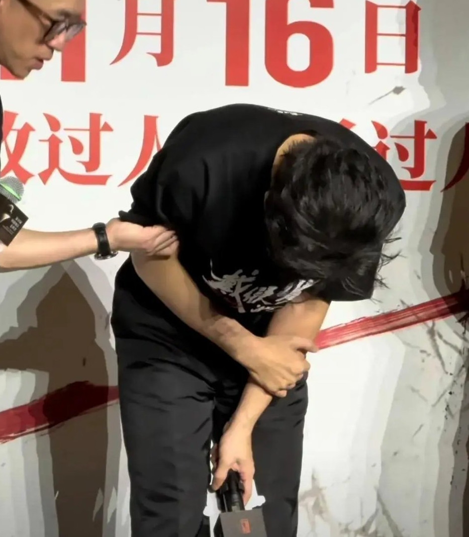 Huỳnh Hiểu Minh phải cúi đầu xin lỗi vì ồn ào đời tư. Huỳnh Hiểu Minh phải cúi đầu xin lỗi vì ồn ào đời tư.