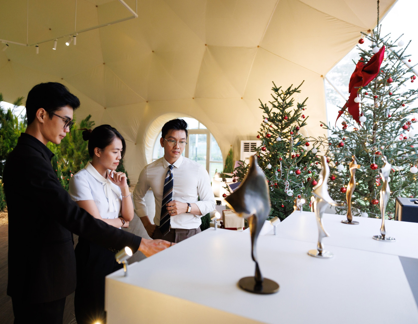 Những tác phẩm điêu khắc độc đáo với nhiều ý nghĩa cũng là điểm thu hút khán giả tham quan.