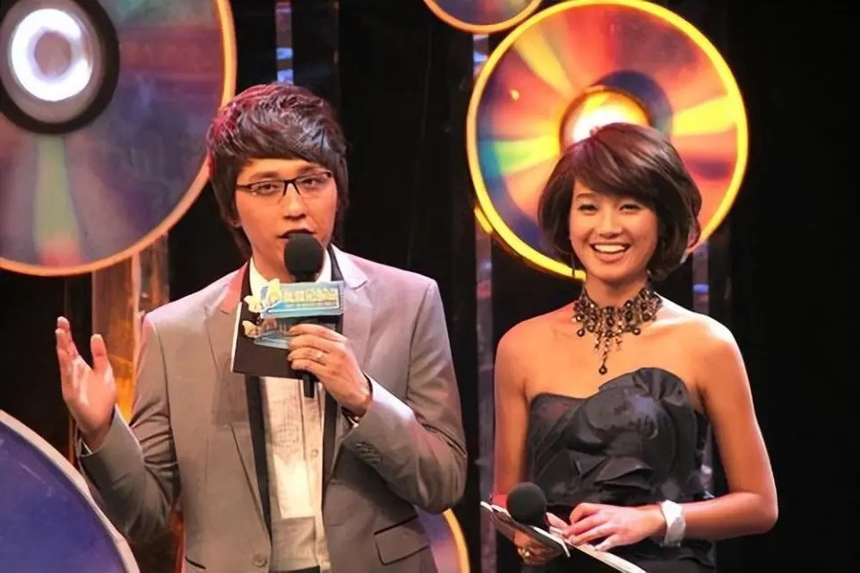 Hai MC Hoa Thiếu và Chu Đan là đồng nghiệp nhiều năm, nhưng Hoa Thiếu giới thiệu Chu Đan làm mẹ kế. Hiện tại Chu Đan đã có gia đình hạnh phúc với tài tử Chu Nhất Vi. Hai MC Hoa Thiếu và Chu Đan là đồng nghiệp nhiều năm, nhưng Hoa Thiếu giới thiệu Chu Đan làm mẹ kế. Hiện tại Chu Đan đã có gia đình hạnh phúc với tài tử Chu Nhất Vi.