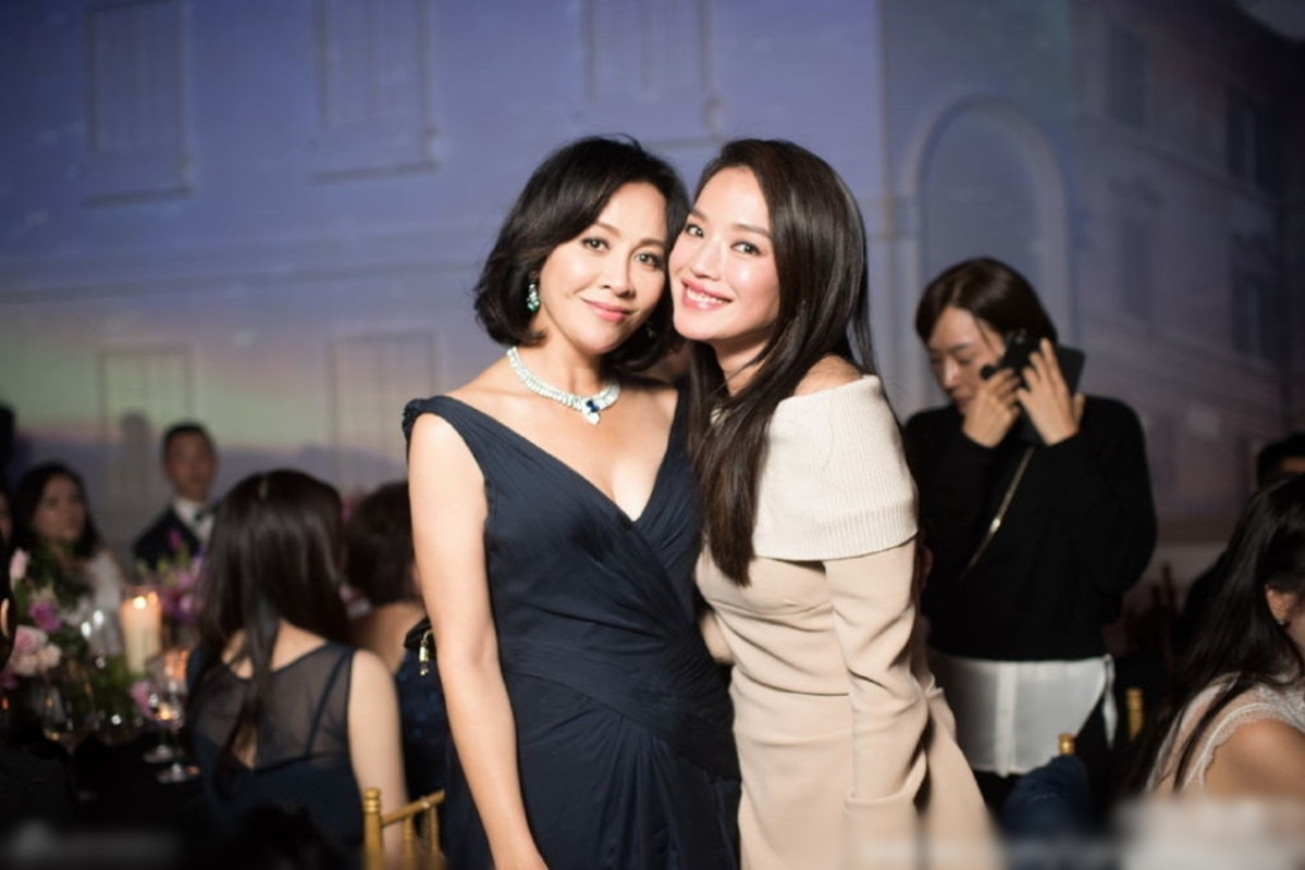 Lưu Gia Linh mắc bệnh sạch sẽ quá mức khiến Thư Kỳ nổi giận. Lưu Gia Linh mắc bệnh sạch sẽ quá mức khiến Thư Kỳ nổi giận.