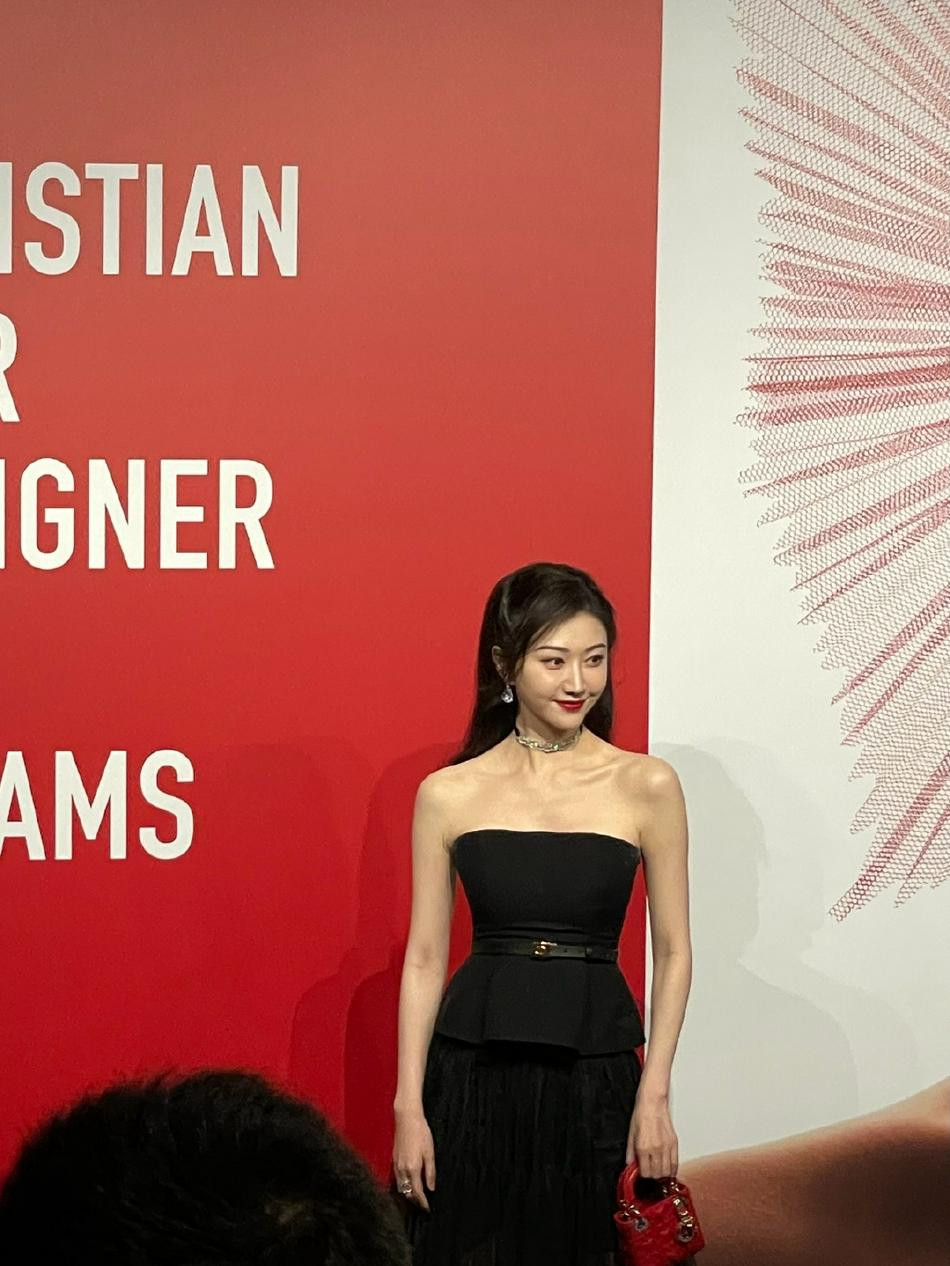 Vẻ đẹp của cô không hề bị "dìm" bởi ống kính thường. Cô sở hữu gương mặt sắc sảo, cổ điển và chuẩn "mình hạc xương mai". Vẻ đẹp của cô không hề bị "dìm" bởi ống kính thường. Cô sở hữu gương mặt sắc sảo, cổ điển và chuẩn "mình hạc xương mai".