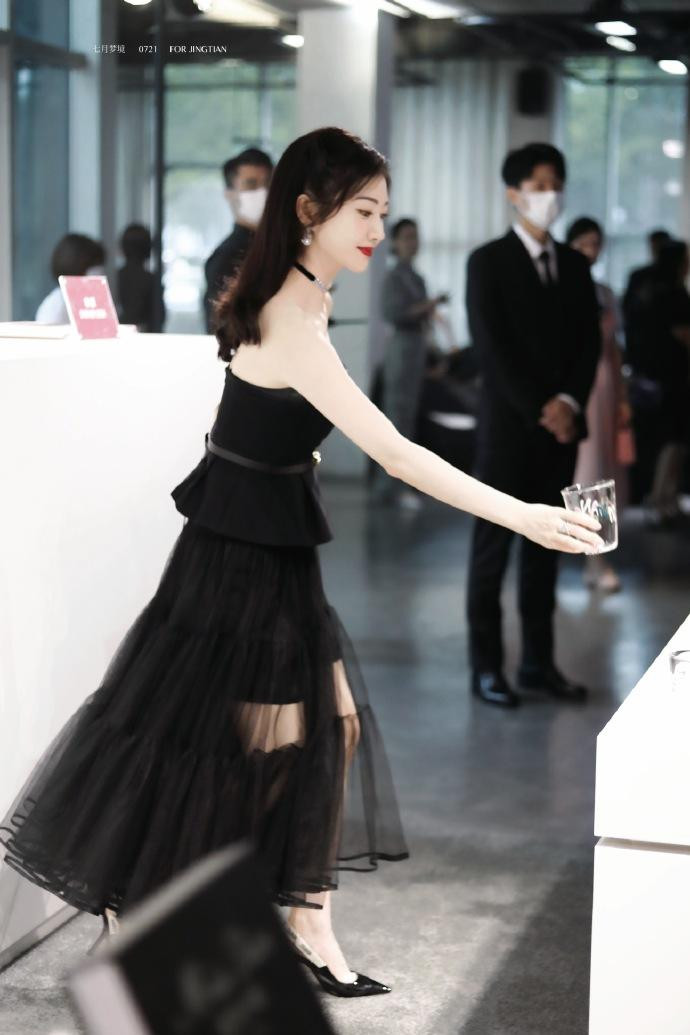 Cảnh Điềm là khách mời tại sự kiện thời trang tại Thành Đô tối ngày 24/7. Người đẹp sinh năm 1988 xuất hiện với "nguyên cây" đen, gồm váy quây bồng bềnh và giày mũi nhọn. Cảnh Điềm là khách mời tại sự kiện thời trang tại Thành Đô tối ngày 24/7. Người đẹp sinh năm 1988 xuất hiện với "nguyên cây" đen, gồm váy quây bồng bềnh và giày mũi nhọn.