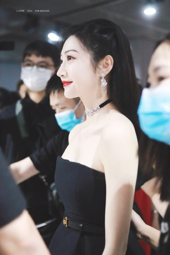 Chiếc váy thanh lịch, thời thượng giúp Cảnh Điềm khoe vai trần nuột nà, cùng làn da trắng sáng không tì vết. Góc nghiêng "thần thánh" gây thương nhớ. Chiếc váy thanh lịch, thời thượng giúp Cảnh Điềm khoe vai trần nuột nà, cùng làn da trắng sáng không tì vết. Góc nghiêng "thần thánh" gây thương nhớ.