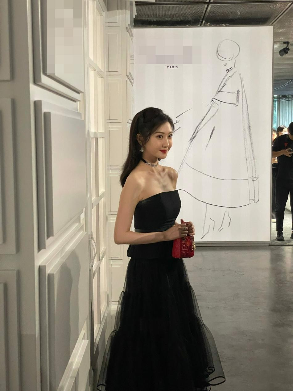 Cô trông giống như một tiểu thư nhà giàu sang chảnh. Cô trông giống như một tiểu thư nhà giàu sang chảnh.