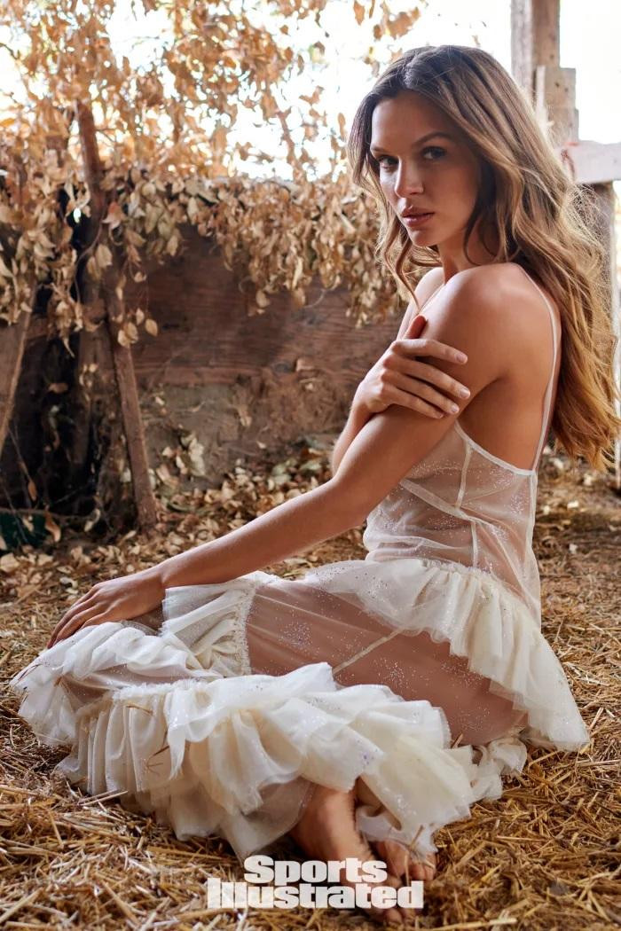 Cô còn tham gia các tổ chức hoạt động vì quyền lợi của cộng đồng LGBTQ+ như Stonewall Initiative, Family Equality Council và COLAGE. Câu chuyện truyền cảm hứng của cô và gia đình được nhiều tờ báo, tạp chí như Vogue, Huffington Post, i-D, Australia Today và các phương tiện truyền thông khác ghi lại.