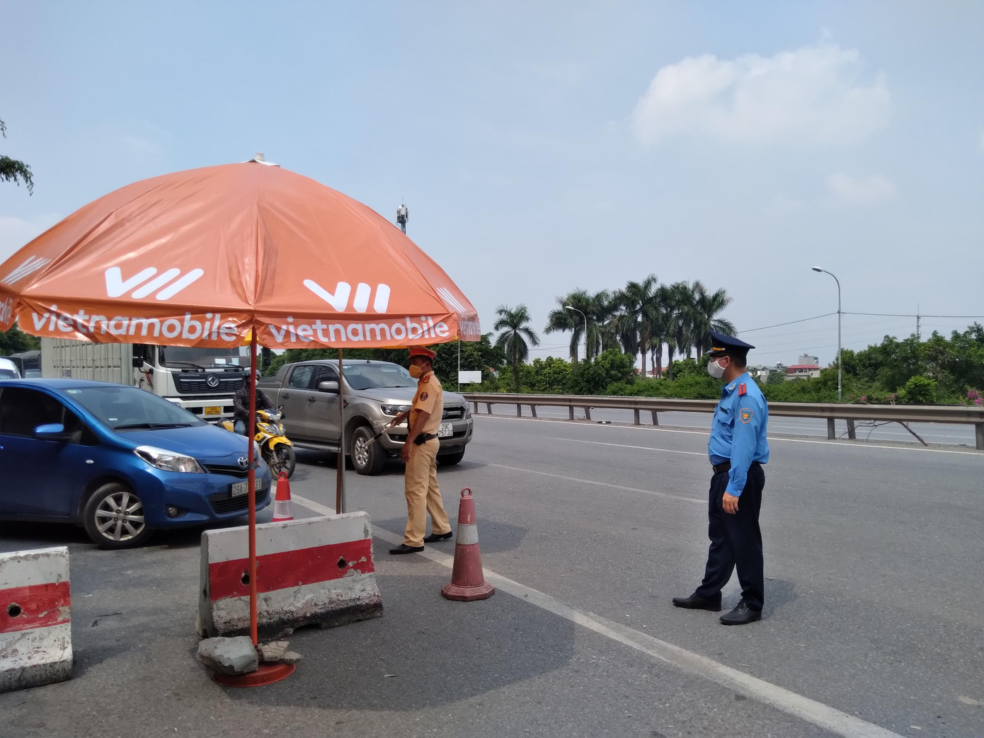 Đại diện tổ liên ngành chốt chặn kiểm soát tại đầu cầu Phù Đổng cho biết nếu phát hiện lái xe có thân nhiệt cao, họ sẽ tạm thời yêu cầu dừng việc di chuyển vào Thủ đô. Ngay sau đó, lực lượng y tế sẽ lấy mẫu dịch họng hầu của lái xe để thực hiện xét nghiệm nhanh COVID-19. Ảnh: Ngân Hà Đại diện tổ liên ngành chốt chặn kiểm soát tại đầu cầu Phù Đổng cho biết nếu phát hiện lái xe có thân nhiệt cao, họ sẽ tạm thời yêu cầu dừng việc di chuyển vào Thủ đô. Ngay sau đó, lực lượng y tế sẽ lấy mẫu dịch họng hầu của lái xe để thực hiện xét nghiệm nhanh COVID-19. Ảnh: Ngân Hà