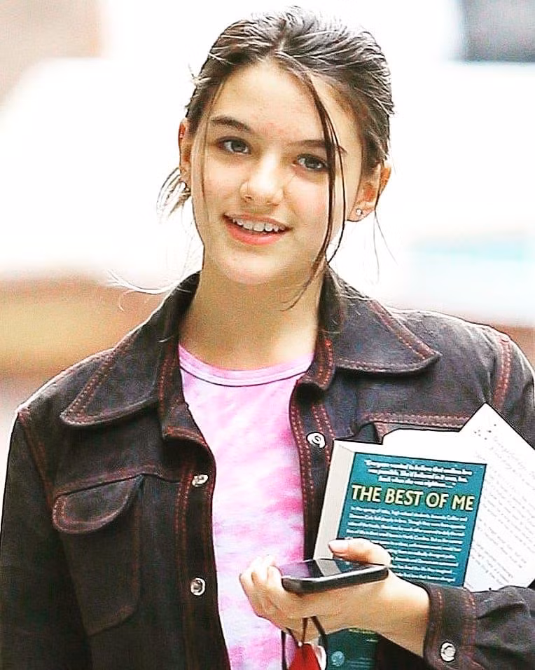 Hôm 18/7 (giờ địa phương), cánh săn ảnh bắt gặp Suri Cruise cùng một người bạn trở về nhà sau khi đến cửa hàng sách McNally Jackson Books ở New York, Mỹ. Dù không còn là "Công chúa Hollywood" như lúc sống cùng bố Tom Cruise, Suri vẫn là cái tên được truyền thông và dư luận quan tâm.