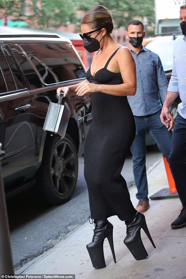 Những người tham gia buổi biểu diễn bắt cuộc phải chứng minh được đã tiêm vắc xin phòng COVID-19 và không được sử dụng smartphone trong suốt thời gian diễn ra show. Những người tham gia buổi biểu diễn bắt cuộc phải chứng minh được đã tiêm vắc xin phòng COVID-19 và không được sử dụng smartphone trong suốt thời gian diễn ra show.