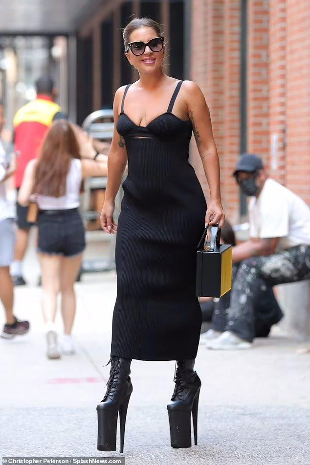 Được biết, Lady Gaga nằm trong top những ngôi sao "thấp bé" của làng giải trí thế giới khi chỉ cao 1m56. Được biết, Lady Gaga nằm trong top những ngôi sao "thấp bé" của làng giải trí thế giới khi chỉ cao 1m56.