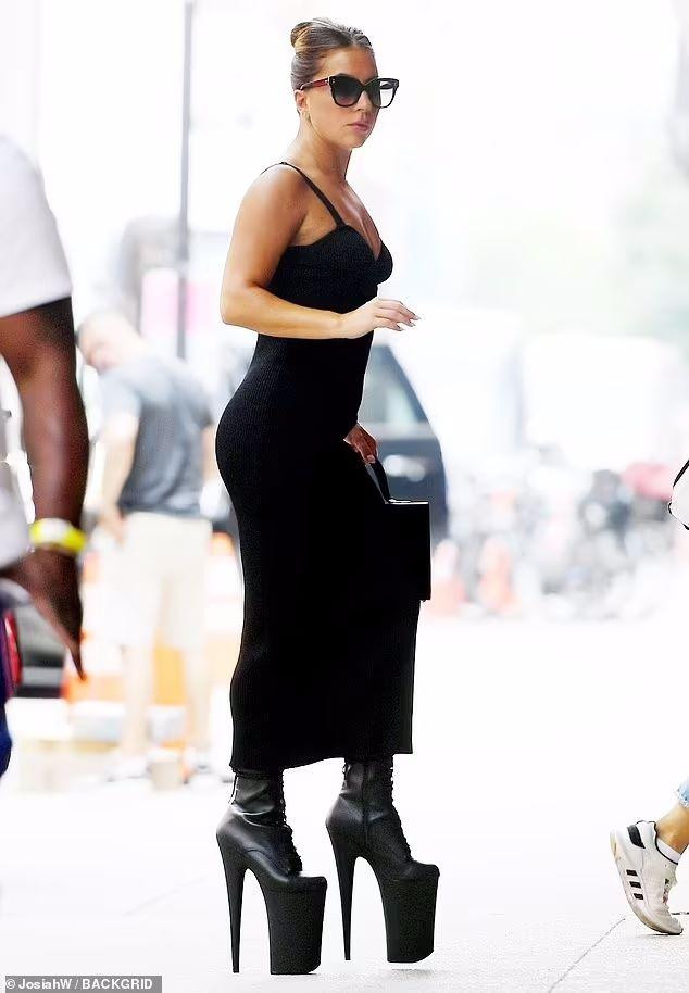 Tuy nhiên, thứ khiến cô trở thành tâm điểm chú ý lại là đôi boot da "khủng bố". Tờ Daily Mail còn lo lắng ngôi sao "A Star Is Born" có nguy cơ gẫy chân vì đi đôi boot không khác gì cà kheo. Tuy nhiên, thứ khiến cô trở thành tâm điểm chú ý lại là đôi boot da "khủng bố". Tờ Daily Mail còn lo lắng ngôi sao "A Star Is Born" có nguy cơ gẫy chân vì đi đôi boot không khác gì cà kheo.