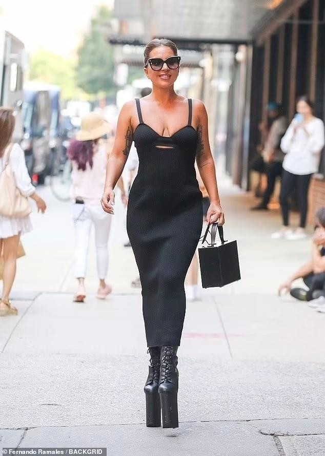 Chuyến dạo phố diễn ra sau khi nữ ca sĩ thông báo sẽ tham gia một chương trình đặc biệt với người bạn thân Tony Bennett tại Radio City Music Hall để mừng sinh nhật tuổi 95 của ông. Chuyến dạo phố diễn ra sau khi nữ ca sĩ thông báo sẽ tham gia một chương trình đặc biệt với người bạn thân Tony Bennett tại Radio City Music Hall để mừng sinh nhật tuổi 95 của ông.