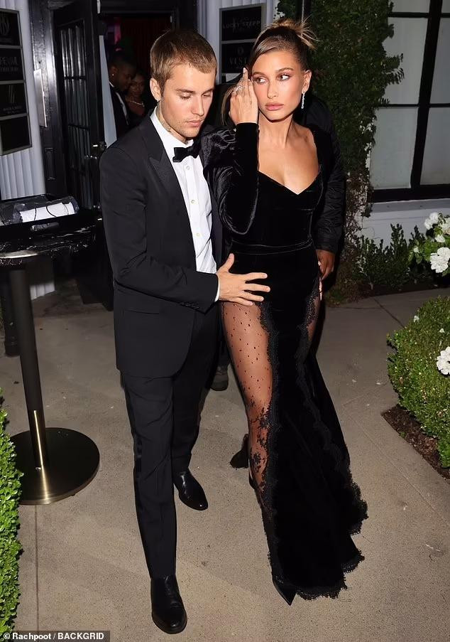 Justin và Haily Bieber diện đồ &quot;ton-sur-ton&quot; sang trọng.