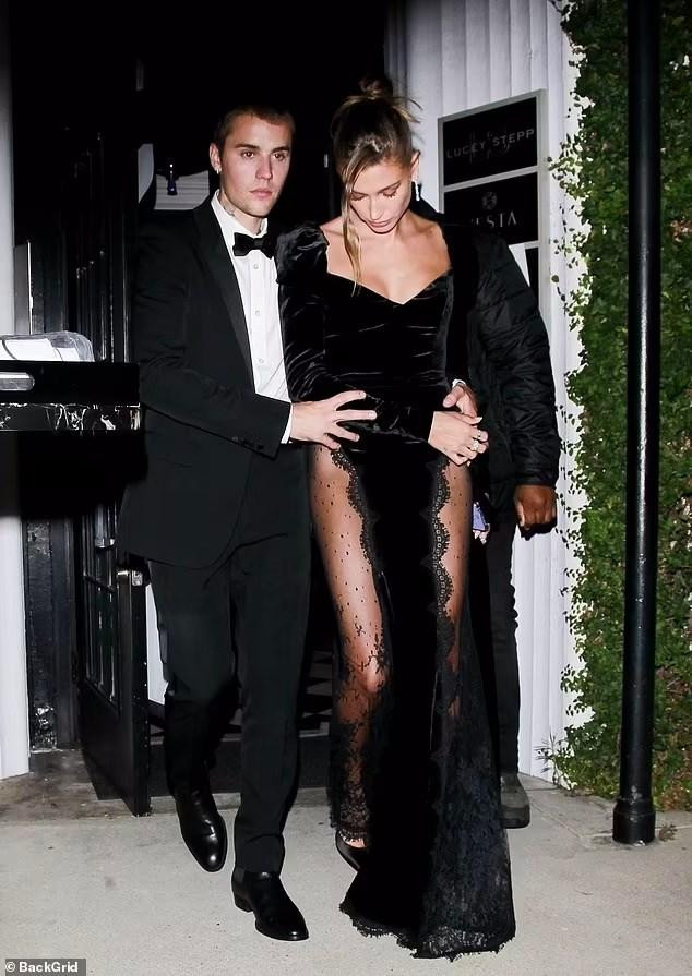 Hailey trông mệt mỏi, được ông xã hộ tống rời bữa tiệc.