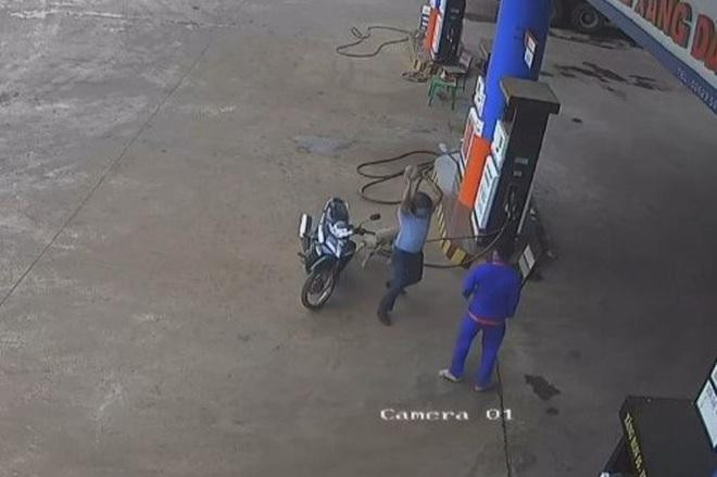 Ông Lanh ném sâu riêng vào nam nhân viên cây xăng. Ảnh trích xuất camera
