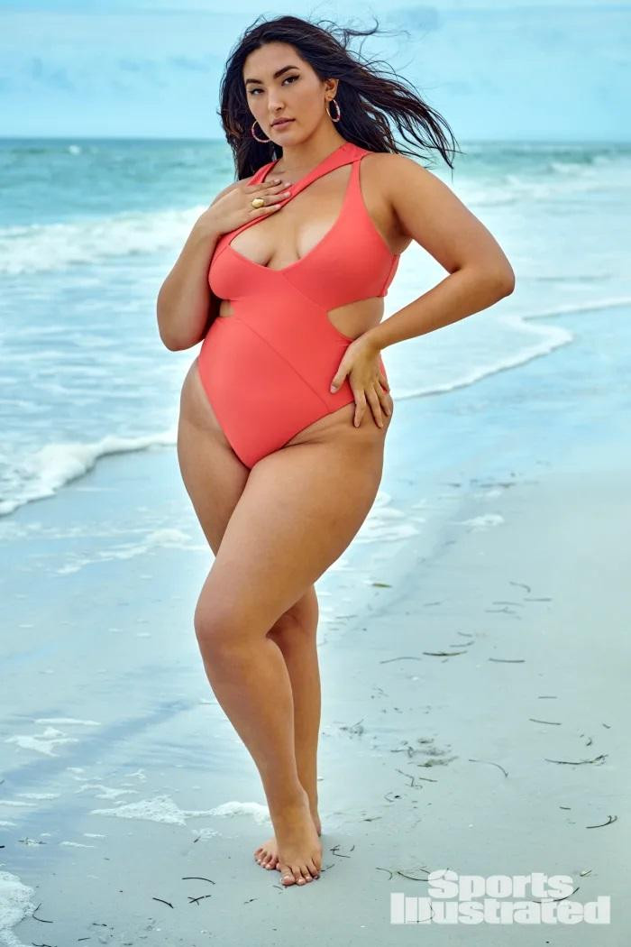 Yumi có kinh nghiệm 12 năm làm mẫu ngoại cỡ.