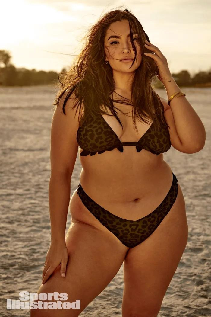 &quot;Cô ấy không ép mình theo bất kỳ tiêu chuẩn thẩm mỹ truyền thống nào. Cô ấy thể hiện bản thân là một phụ nữ quyền lực, xinh đẹp và gợi cảm. Cô ấy thể hiện sự nữ tính một cách mạnh mẽ và mang trên mình sứ mệnh trao quyền cho phụ nữ vốn bị hạn chế rất nhiều trong ngành giải trí&quot;, Tổng Biên tập SI Swimsuit MJ Day từng chia sẻ trên Fox News.