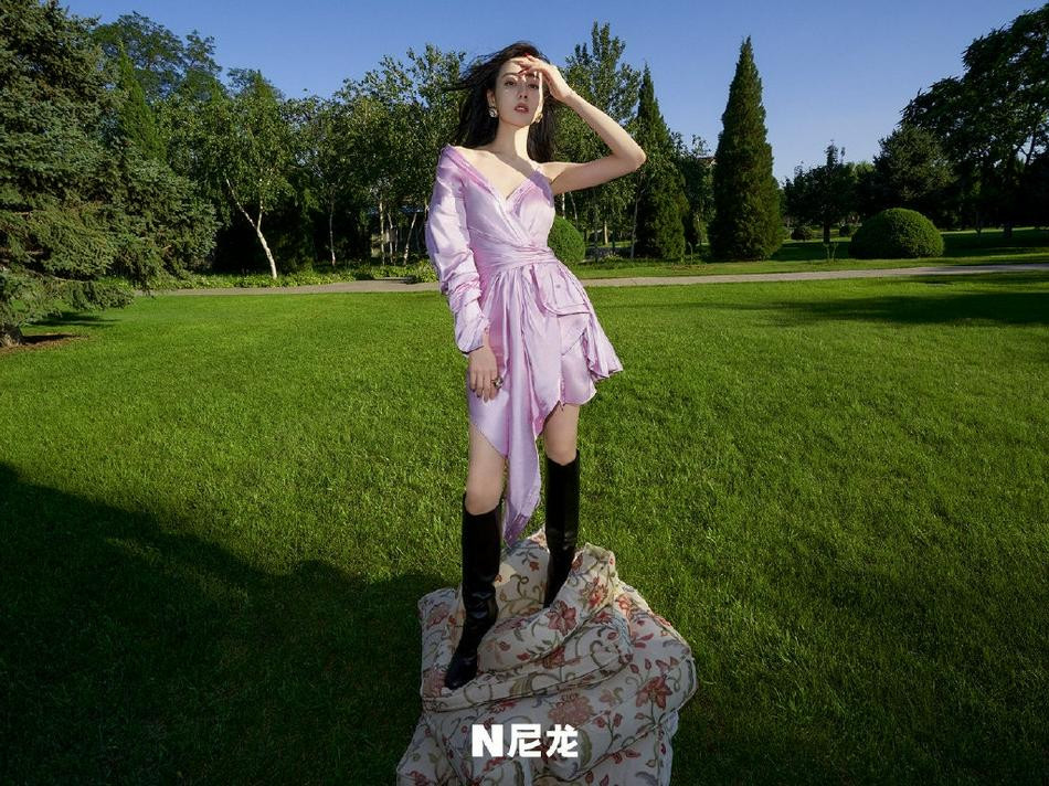 Thời điểm mới công bố dàn diễn viên phim, Nhiệt Ba không được fan nguyên tác ủng hộ vì cho rằng cô xinh đẹp nhưng diễn xuất còn non. Tuy nhiên, &quot;phản ứng hóa học&quot; cực ngọt của cô và nam chính qua những phân đoạn &quot;nhá hàng&quot; khiến khán giả Trung ngày càng mong đợi tác phẩm lên sóng.