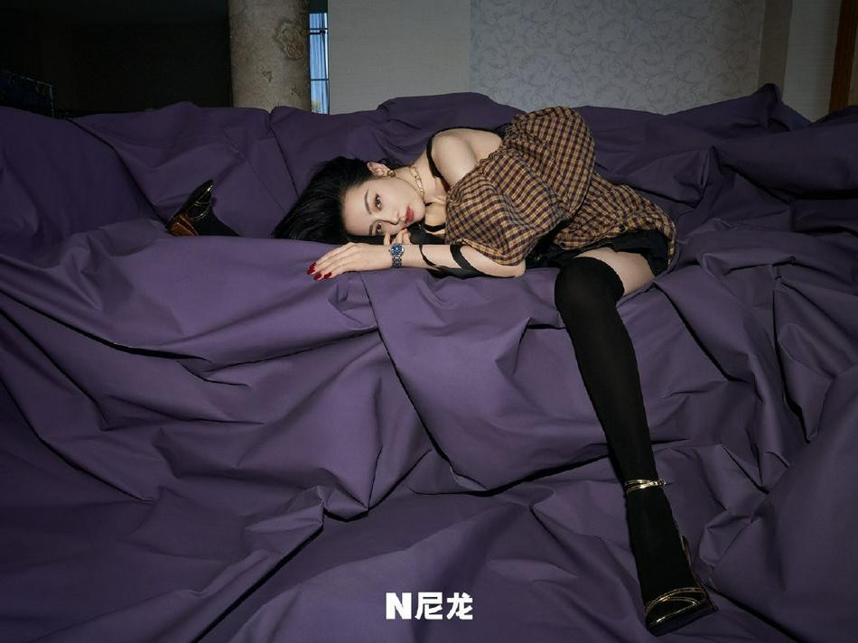 Gần đây, tần suất phủ sóng truyền thông của Nhiệt Ba dày đặc hơn trước để quảng bá cho bộ phim truyền hình mới &quot;Em là niềm kiêu hãnh của anh&quot;. Tác phẩm được chuyển thể từ tiểu thuyết cùng tên của Cố Mạn.