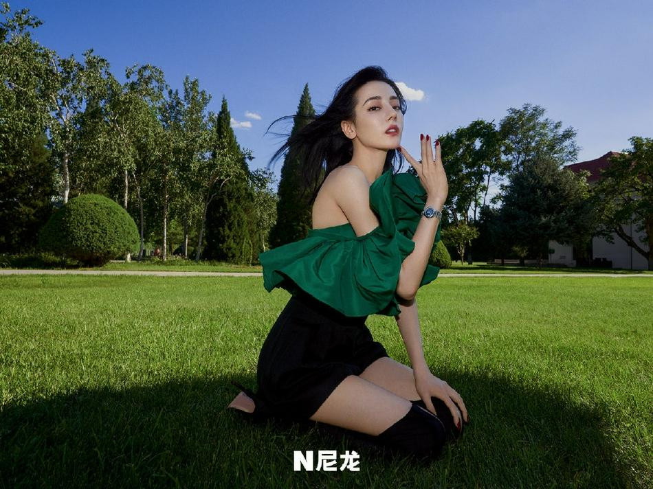 Trang giải trí Sina vừa chia sẻ bộ ảnh tạp chí mới của Địch Lệ Nhiệt Ba.