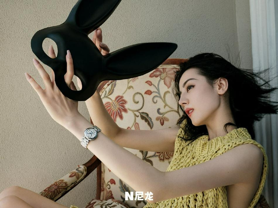 Các thiết kế để lộ vai, tay và chân tôn lên thân hình &quot;mình hạc xương mai&quot; của mỹ nhân Tân Cương sinh năm 1992. Được biết, nàng &quot;Phượng Cửu&quot; cao 1m68.