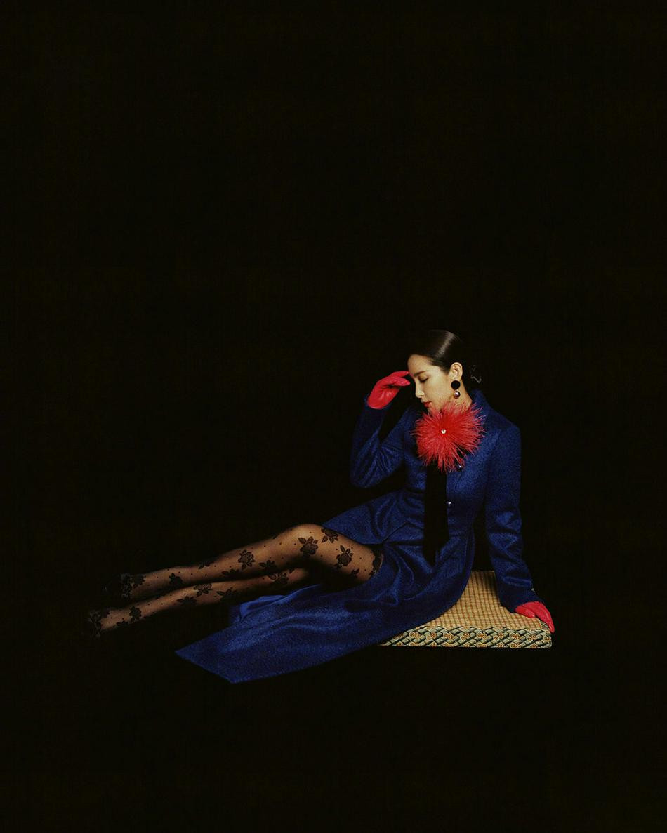 Những bộ váy dài, bao gồm thiết kế xuyên thấu, và tất lưới giúp nữ diễn viên &quot;Trương Tam Phong&quot; tôn lên vóc dáng mảnh mai, mềm mại và đôi chân dài cực phẩm.