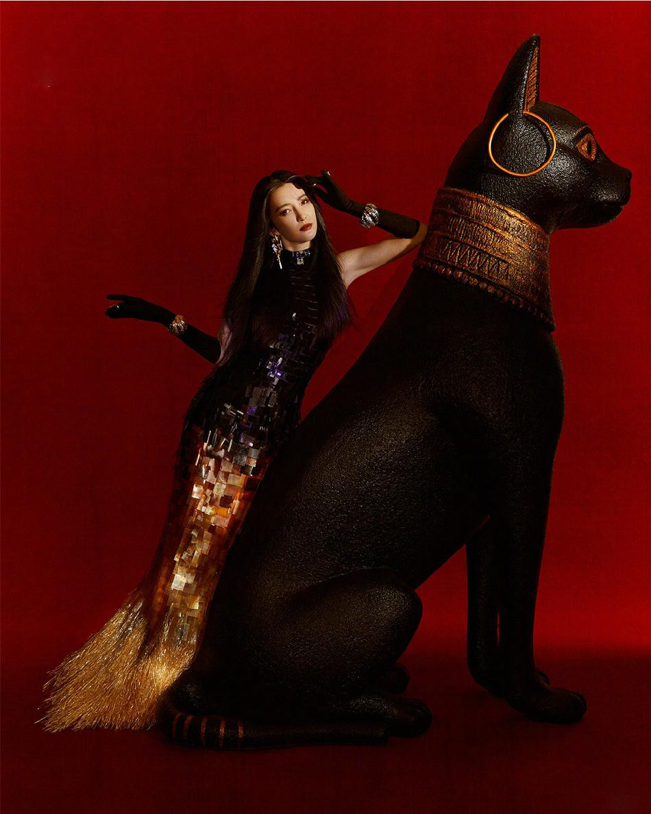 Nhưng không vì thế mà sức hút của cô sụt giảm. Mỗi lần &quot;chị đại&quot; showbiz Hoa ngữ xuất hiện đều trở thành tâm điểm của truyền thông và mạng xã hội nhờ sắc vóc &quot;không tuổi&quot; và khí chất tao nhã, cuốn hút. Cô hiện là quý cô độc thân hoàng kim của C-biz.